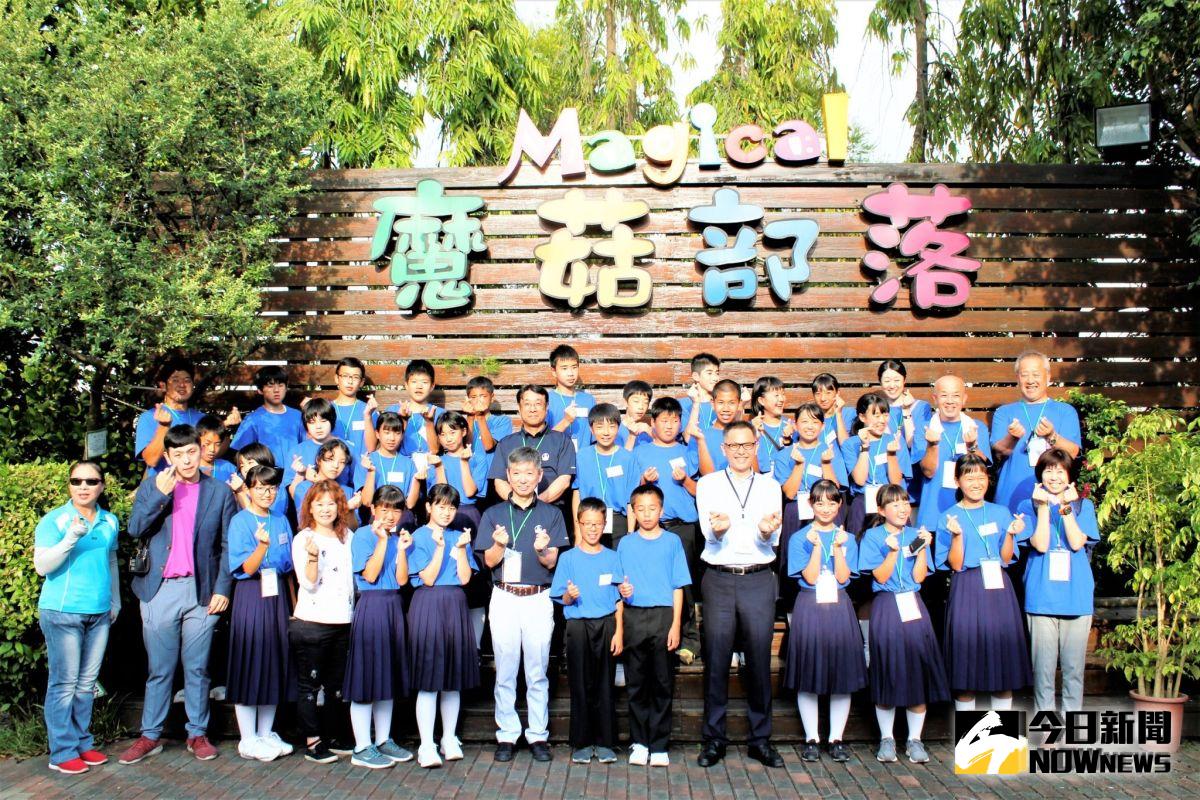 ▲日本群馬縣片品村長梅澤志洋與片品中學生也到魔菇部落參觀並且DIY。（圖／記者陳雅芳攝，2019.08.07）