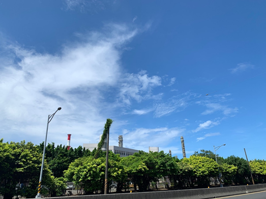 ▲南高雄7月天空，背景為臨海工業區工廠。（圖／高市環保局提供）