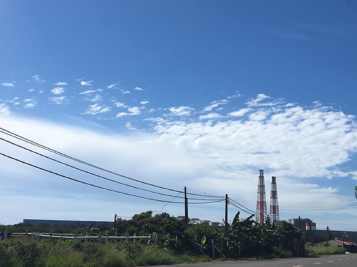 ▲北高雄7月天空，背景為興達電廠煙囪。（圖／高市環保局提供）