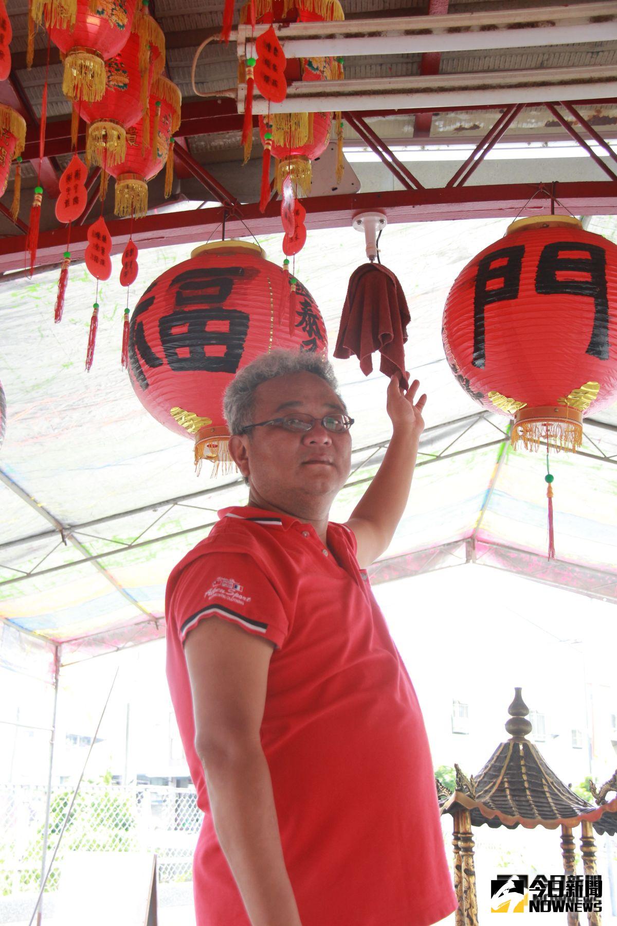 ▲福門宮主委葉首彣表示，從上個月起竊嫌對準保險箱的監視器，用抹布蓋住鏡頭以利行竊。（圖／記者陳雅芳翻攝，2019.08.07）