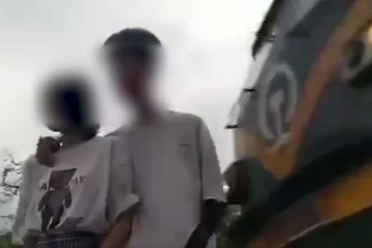 ▲中國大陸日前竟然有一對「不怕死」的小情侶在鐵軌旁拍照。（圖／翻攝自新京報）