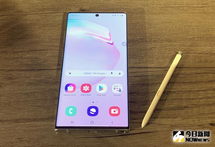 ▲三星旗艦手機Galaxy Note 10+採6.8吋WQHD+ / Dynamic AMOLED螢幕，並配置新款S Pen。（圖／記者劉士成攝。2019.08.08）