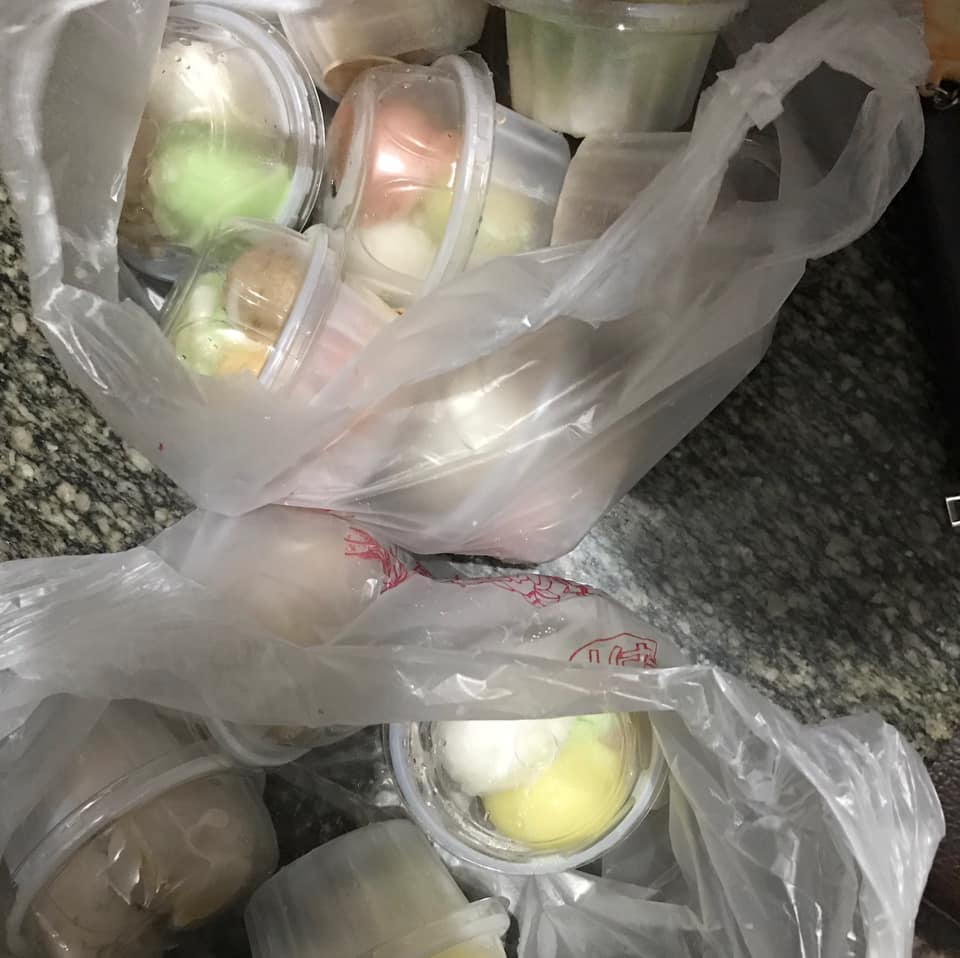 ▲一名女網友 7 日晚間在臉書社團「爆怨公社」表示，彰化一名 83 歲的阿伯總是騎車賣冰，她趁著買冰時和阿伯閒聊，聽完阿伯的處境，立刻包下剩下的 11 碗冰，並稱讚阿伯暖心。（圖／翻攝自爆怨公社）