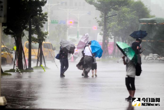 ▲中度颱風利奇馬逐漸逼近台灣，氣象局預估會在上午8點30分發布陸上颱風警報。(圖／NOWnews資料照片)