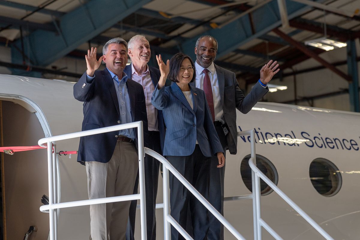 總統蔡英文出訪的自由民主永續之旅，因返國後的國安特勤私菸案而聲望受損。（圖／總統府提供）