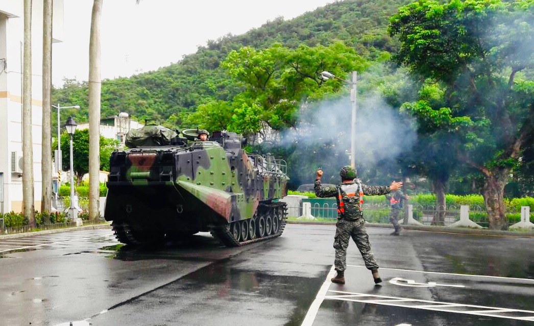 ▲利奇馬颱風逼近，海軍蘇澳後勤支援指揮部AAV7兩棲突擊車待命救災。（圖／海軍司令部提供, 2019.8.8）