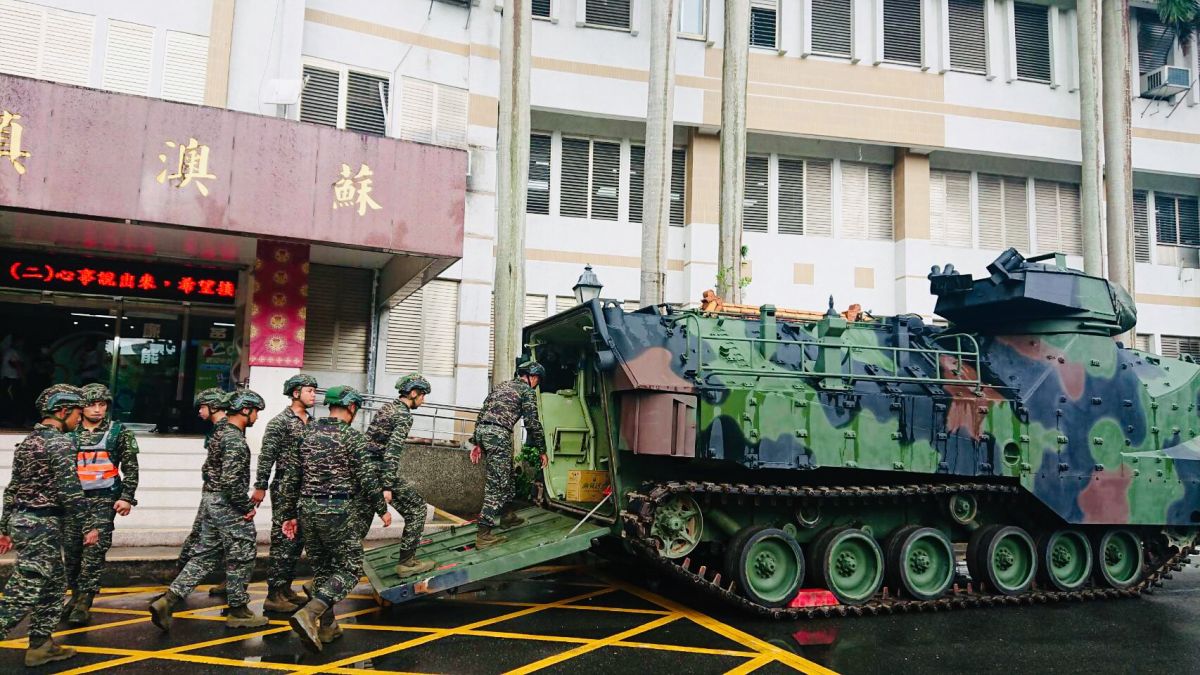 ▲利奇馬颱風逼近，海軍蘇澳後勤支援指揮部AAV7兩棲突擊車待命救災。（圖／海軍司令部提供, 2019.8.8）