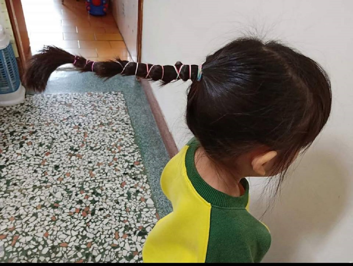 ▲原 PO 女兒的頭髮已經被老師綁成一根超浮誇的「立在半空的馬尾辮」，直挺挺就像一根衝天炮。（圖／翻攝自《爆怨公社》）