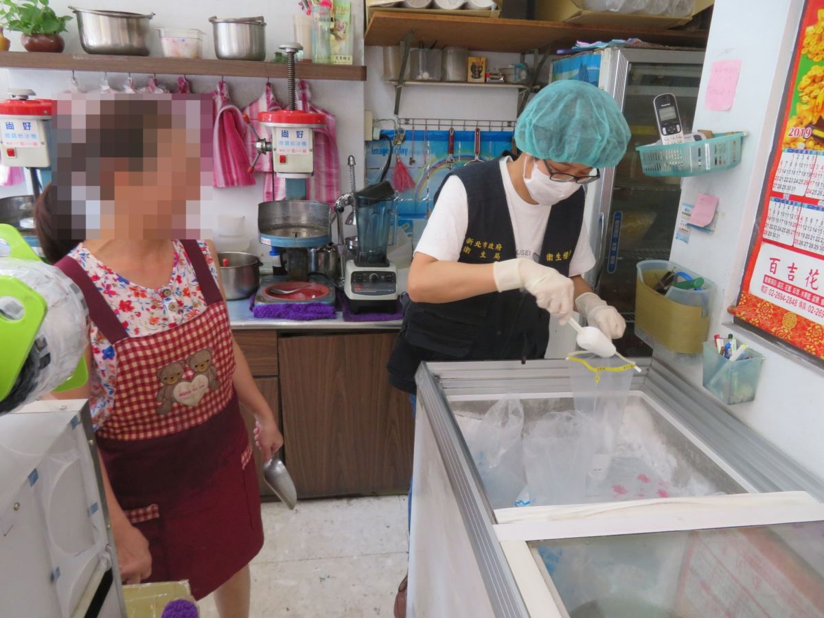▲新北市衛生局抽查市面上161件飲冰品的衛生指標菌，包含102件中元普渡貢品。（圖／新北市衛生局提供）