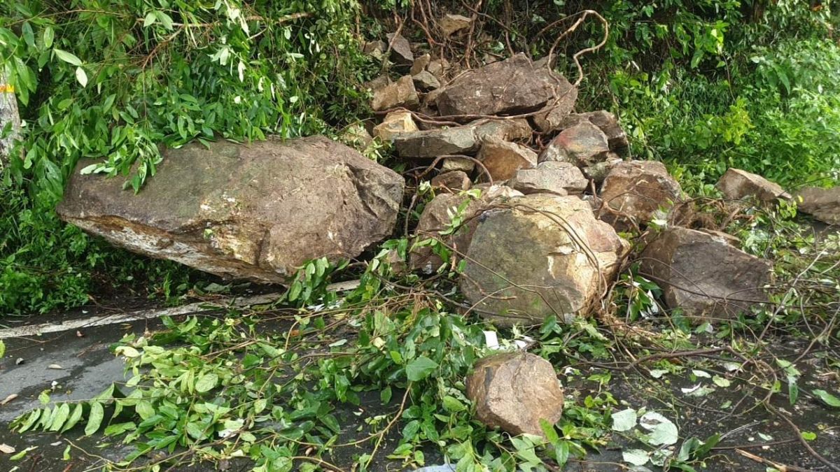 ▲今（8）日清晨宜蘭發生發生芮氏規模6地震，礁溪跑馬古道落石掉落阻斷交通。（圖／礁溪警分局提供)