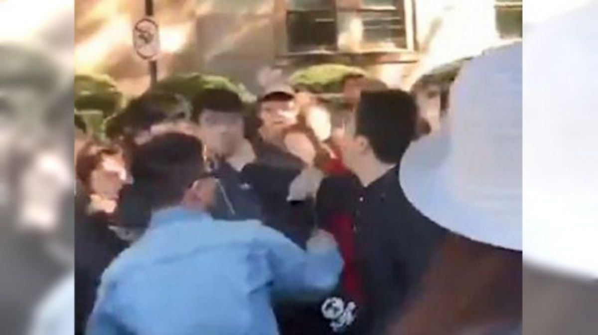 ▲中國留學生即使到海外留學，仍難以理解「言論自由」的真諦。圖為香港留學生在澳洲進行反送中靜坐，遭中國留學生暴打。（圖／截自臉書）