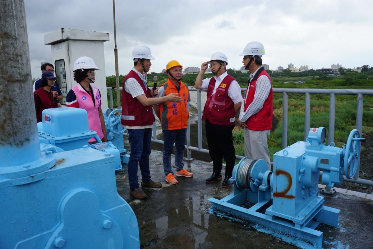 ▲新竹縣長楊文科（右二）與竹北市長何淦銘（右三）視察竹北溝貝水門。（圖／新竹縣政府提供）