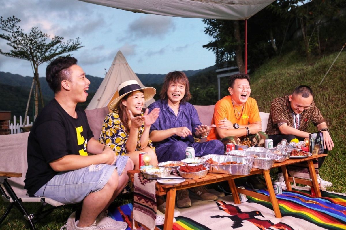 ▲無尊（左起）、路嘉怡、伍佰、庹宗康、春風在帳篷區前吃烤肉大餐。（圖／衛視中文台提供）