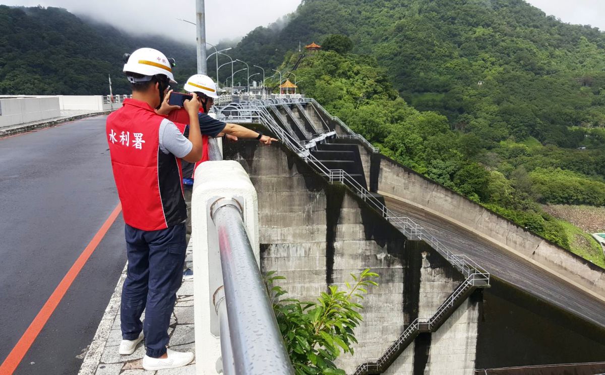 ▲北水局為妥善因應於今日9:30分提升緊急應變小組為二級開設，同時加強進行所轄水庫設施安全檢查。（圖／北水局提供）