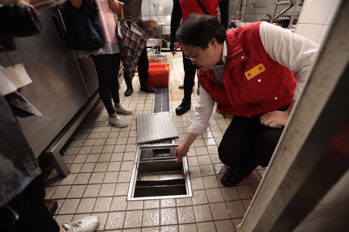 ▲林右昌視察住戶安裝防水閘門。（圖/基隆市政府提供）