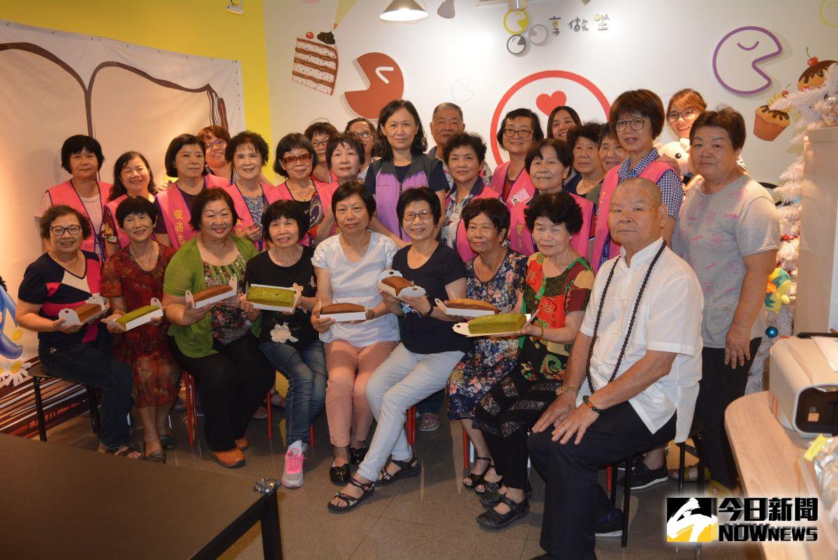 ▲志工們一起親手做健康甜點。（圖／記者郭政隆攝影2019.8.8）