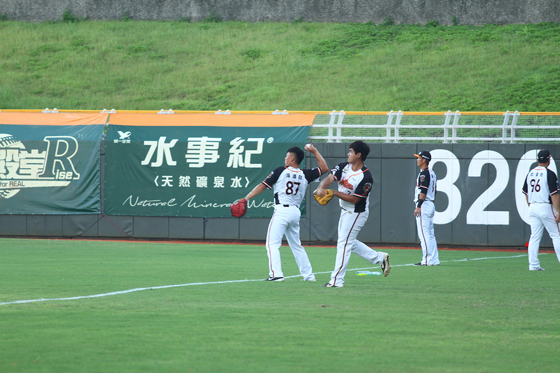 ▲花蓮縣政府在今年初斥資8700萬，讓這個「全台最美的棒球場」大升級，不論是草皮的安全度和看台座椅的舒適度，都大大的提升。（圖／記者鄭志宏攝）