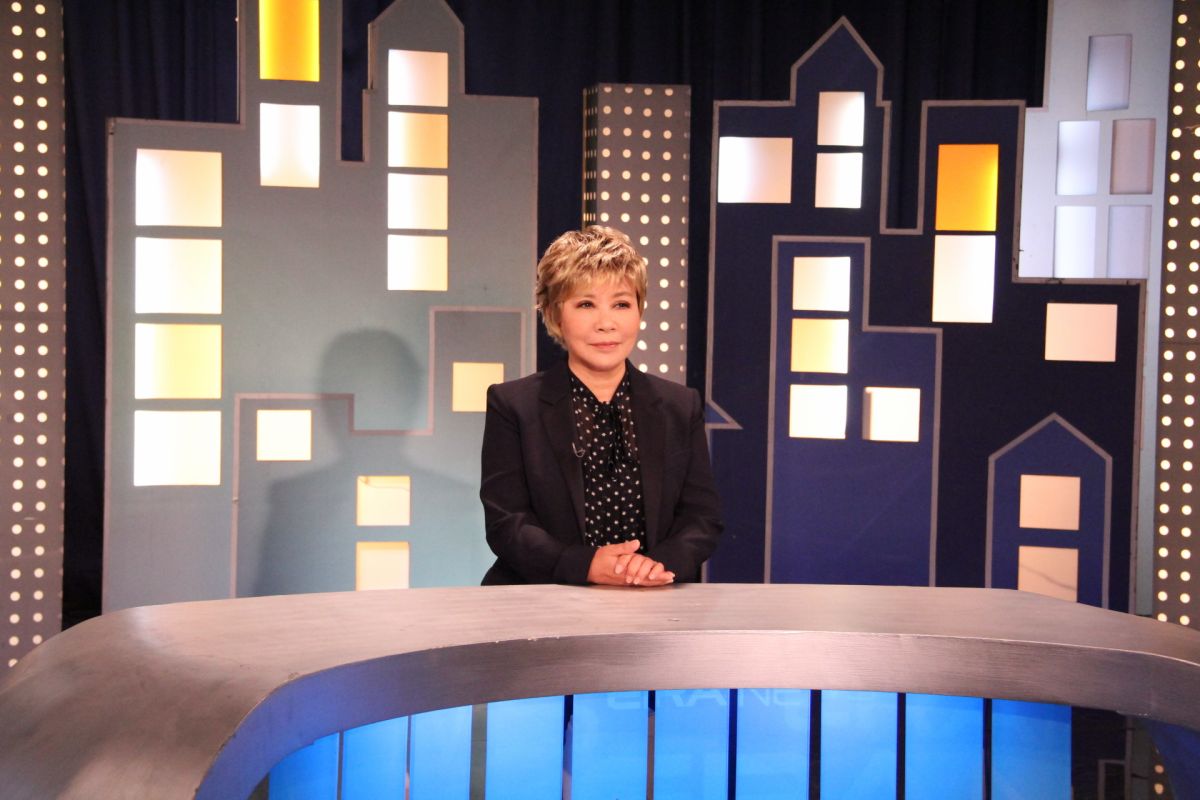 ▲黃小琥幫鄭怡跨刀，出演主播。（圖／阿爾發音樂提供）