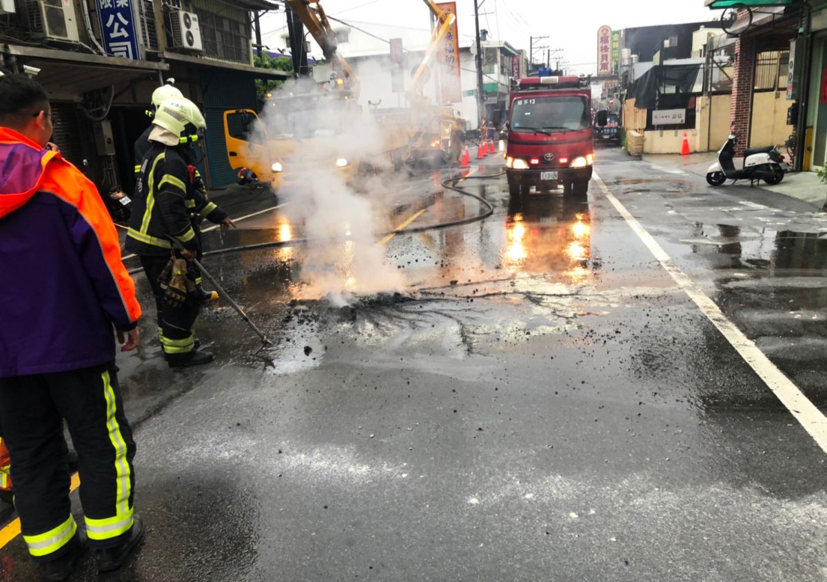 ▲八德區廣福路台電線路因「雷擊」導致線路斷落路面並引燃，消防隊及台電人員立即派員前往搶修。（圖／八德分局提供）