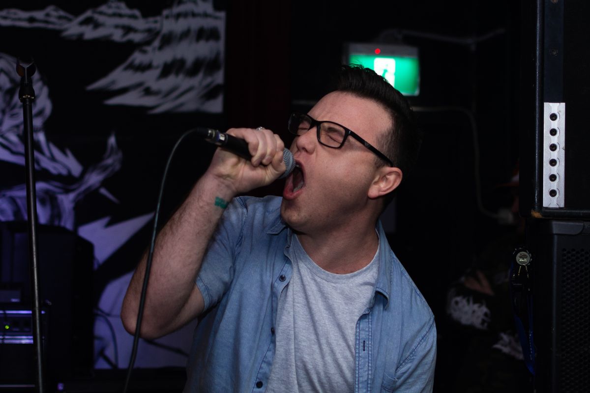 ▲中國大陸一名男子因為唱歌連續飆高音，引發氣胸。（示意圖／圖非當事人，取自 Unsplash ）