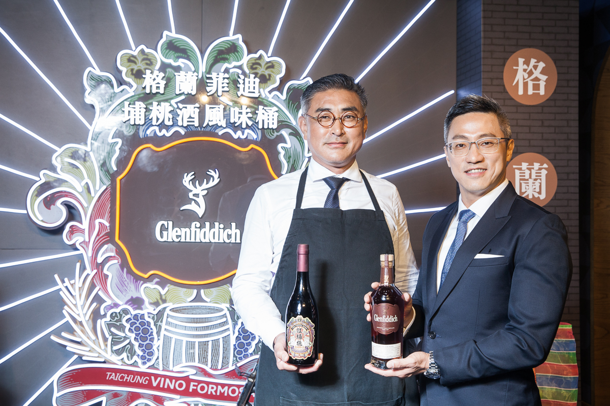 ▲格蘭菲迪Glenfiddich台灣精神第二號作品-埔桃酒風味桶上市記者會 - (左)樹生酒莊釀酒師陳千浩博士.台灣區品牌大使詹昌憲James（圖／公關照片）
