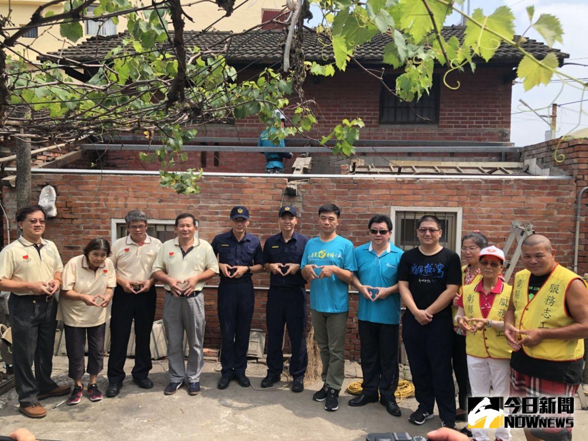 ▲年逾8旬黃姓阿嬤住在北斗鎮一處破陋老房子，雨天會漏水，衡山基金會彰化行善團眼看颱風來襲，發動志工替他們修繕房舍。（圖／記者陳雅芳攝，2019.08.08）