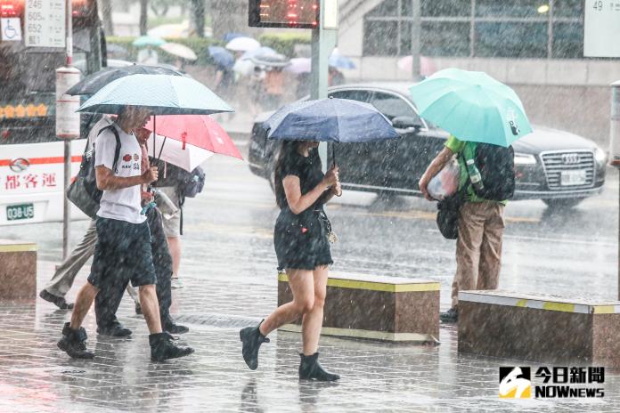▲利奇馬颱風暴風圈靠近台灣，傍晚出現間歇較大雨勢。（圖／記者葉政勳攝 , 2019.08.08）