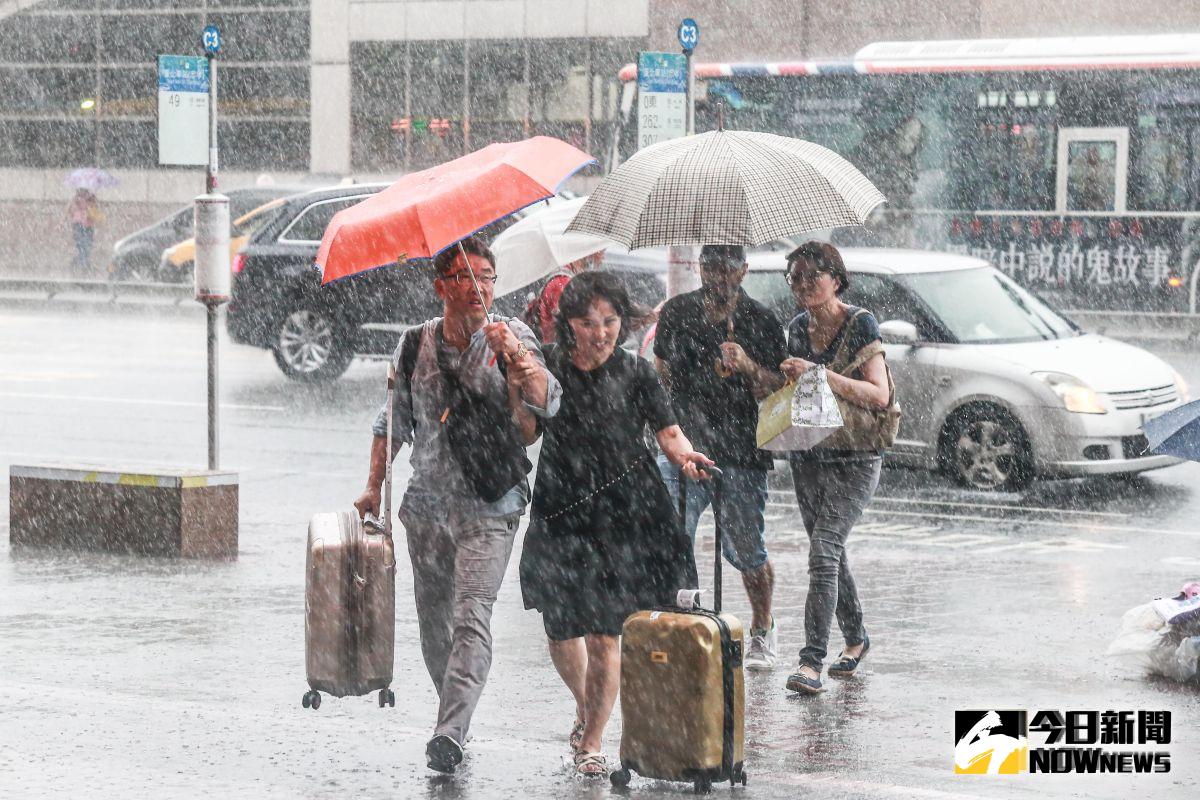 ▲利奇馬颱風暴風圈靠近台灣，傍晚出現間歇較大雨勢。（圖／記者葉政勳攝 , 2019.08.08）