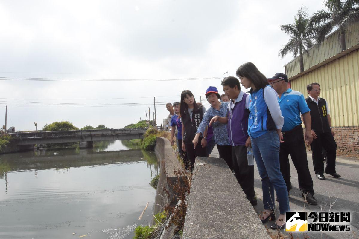 ▲埔鹽排水因現況護岸老舊破損，局部路面下陷，風雨一來恐怕成災，彰化縣長王惠美視察埔鹽排水外崙腳橋下游段護岸改善及清疏工程。（圖／記者陳雅芳攝，2019.08.08）