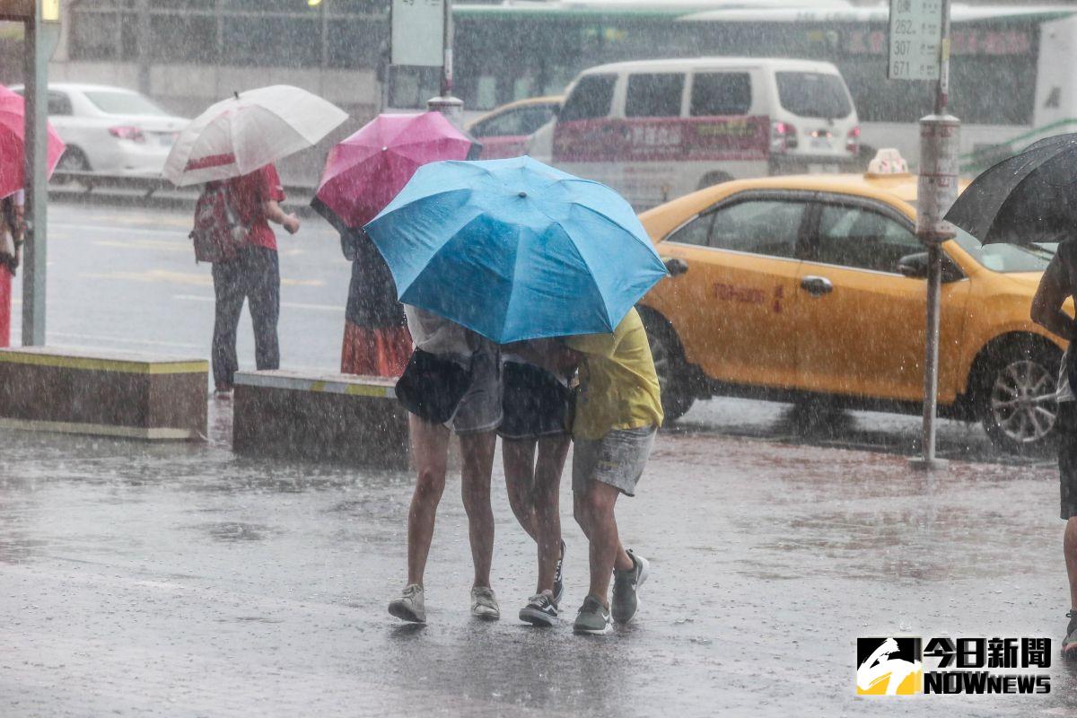 ▲利奇馬颱風暴風圈靠近台灣，傍晚出現間歇較大雨勢。（圖／記者葉政勳攝 , 2019.08.08）