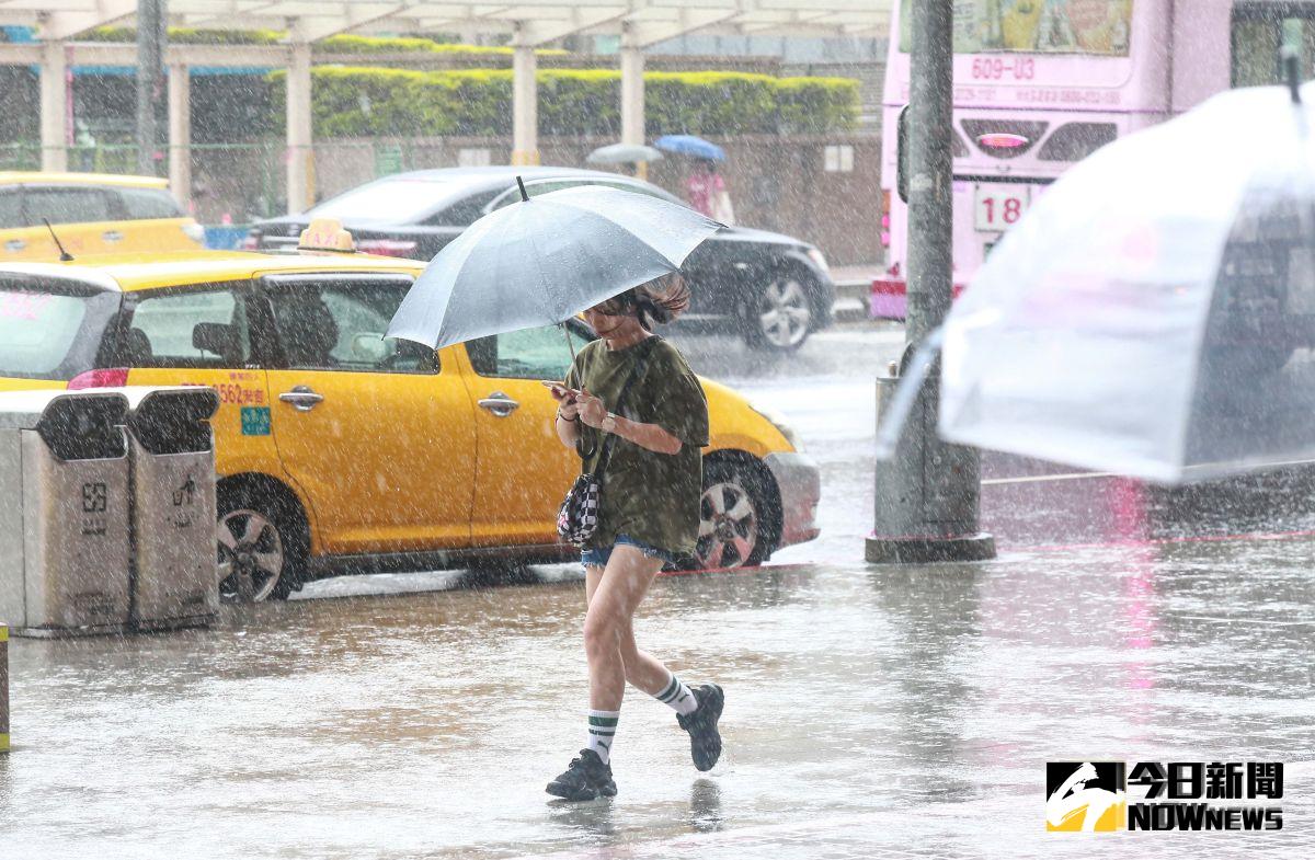 ▲利奇馬颱風暴風圈靠近台灣，傍晚出現間歇較大雨勢。（圖／記者葉政勳攝 , 2019.08.08）