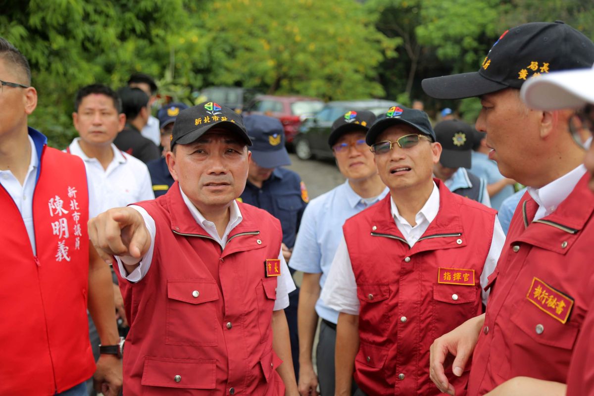 ▲市長候友宜6月18日率市府稽查五股垃圾山後，優先拆除其違章建物。（圖／新北市新聞局提供）
