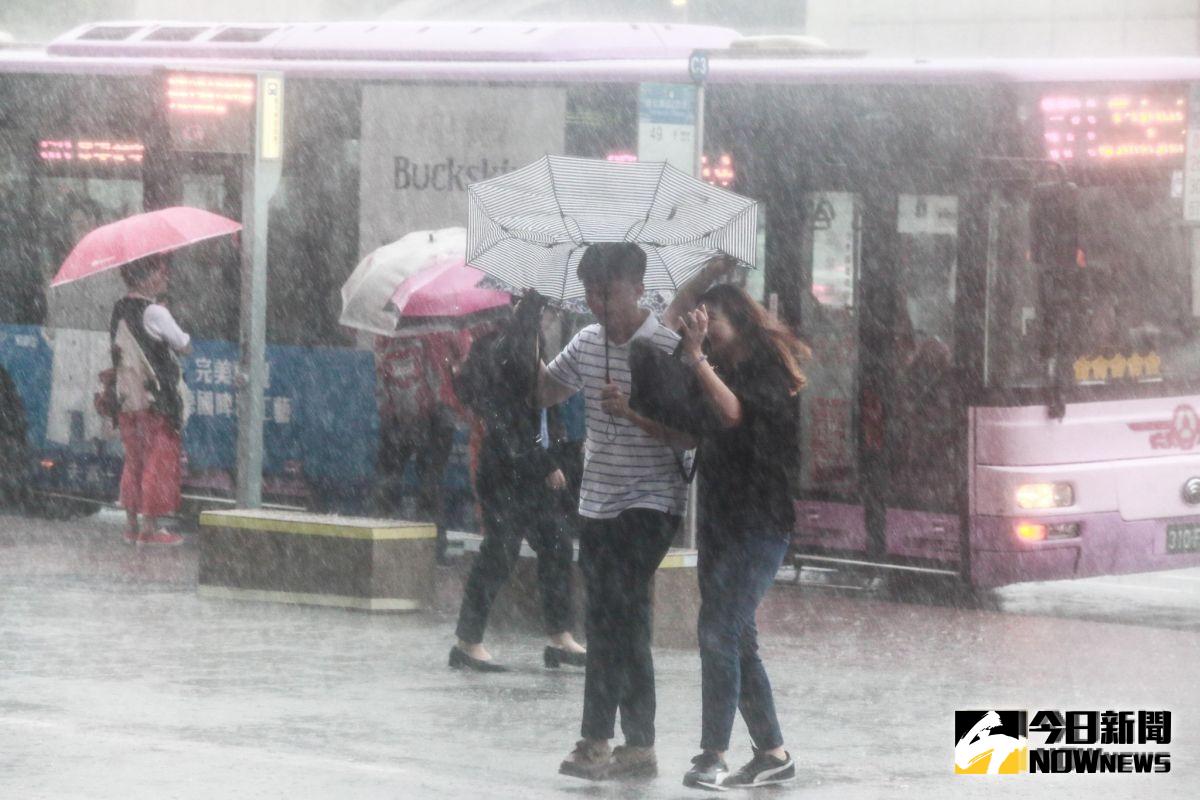 ▲強颱利奇馬持續逼近台灣，暴風圈逐漸擴大，氣象局預估明天凌晨可能觸陸。（圖／NOWnews資料照）