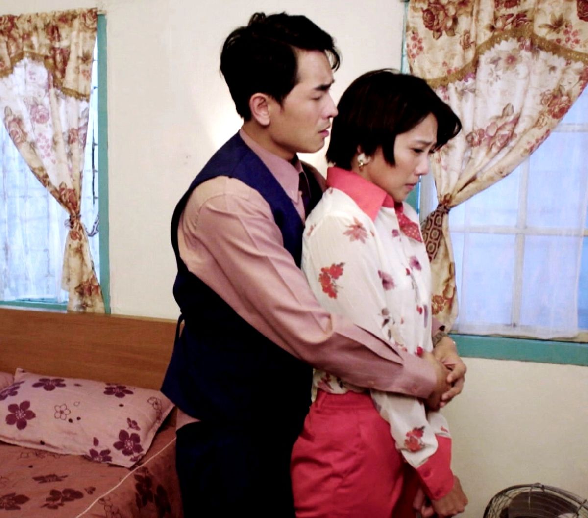 ▲周宜霈熱情主動對待陳謙文。（圖 / 三立提供）
