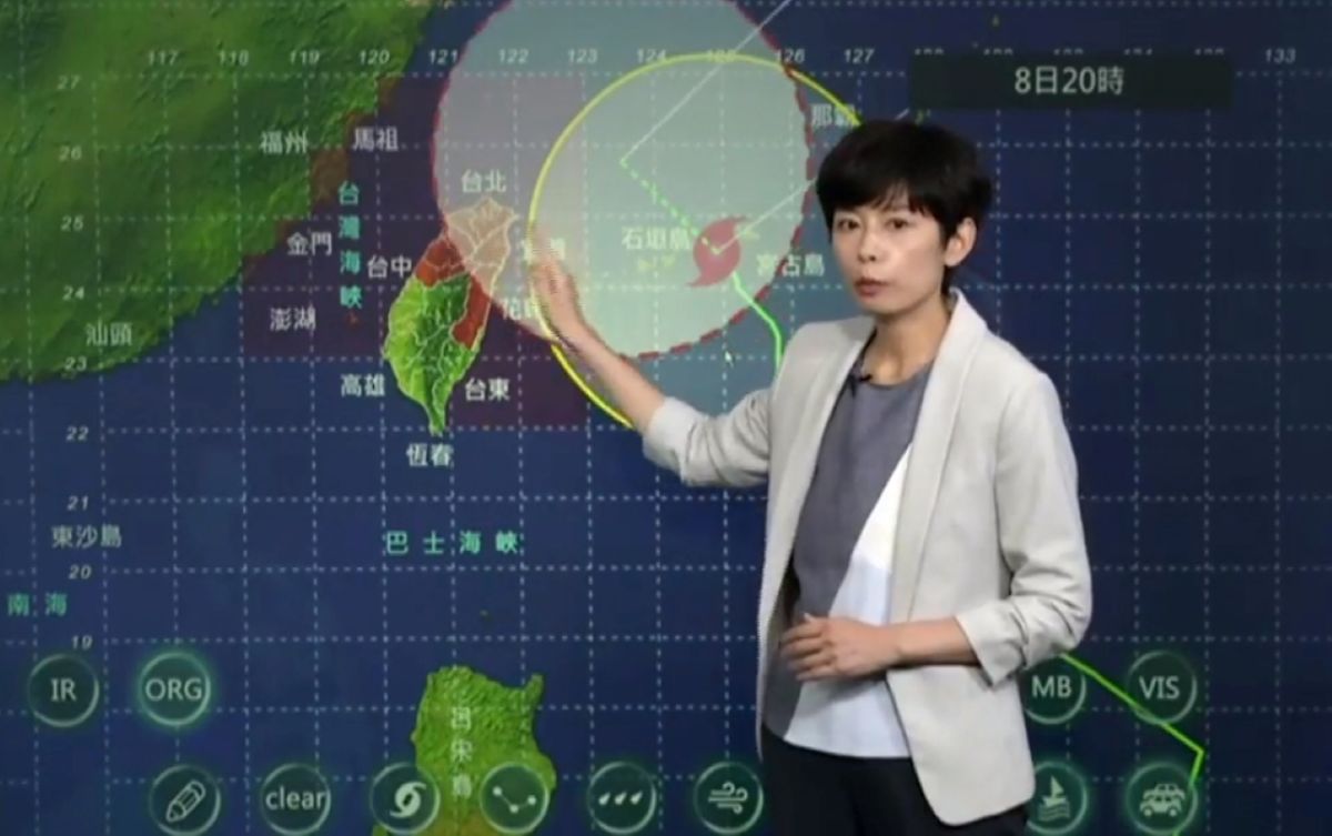 ▲強颱利奇馬今（8）日20時的中心位置在北緯 24.5 度，東經 124.9 度，即在台北的東方約 350 公里之海面上。（圖／翻攝氣象局影片）