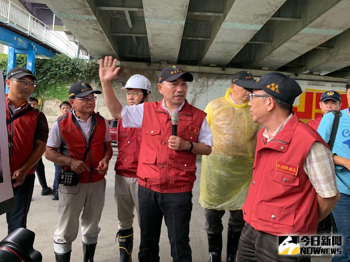 ▲侯友宜3度坐鎮指揮災害中心，並視察烏來覽勝橋，及板橋光復大橋防汛工程。（圖／記者宋原彰攝，2019.08.08）