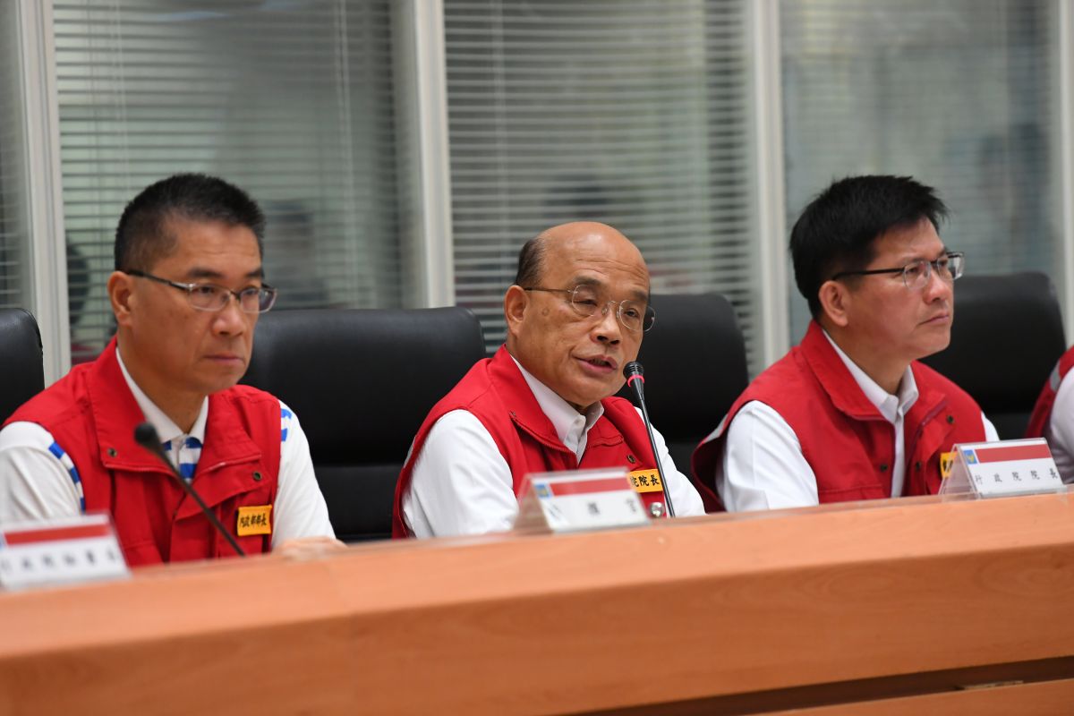 ▲蘇貞昌表示，風雨小不代表颱風已過，預計稍晚會有更大風雨。（圖／行政院提供）