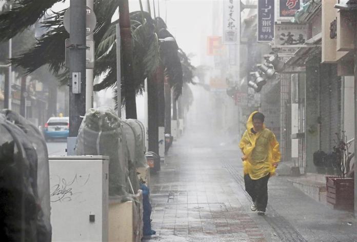 強颱利奇馬席捲沖繩　10萬人恐疏散、1.5萬戶大停電
