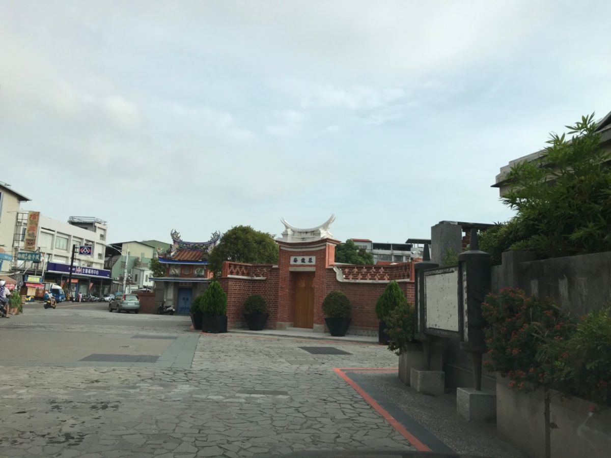 ▲霧峰林家花園坐落當地商圈地段，周邊多為老舊透天。（圖／信義房屋提供）