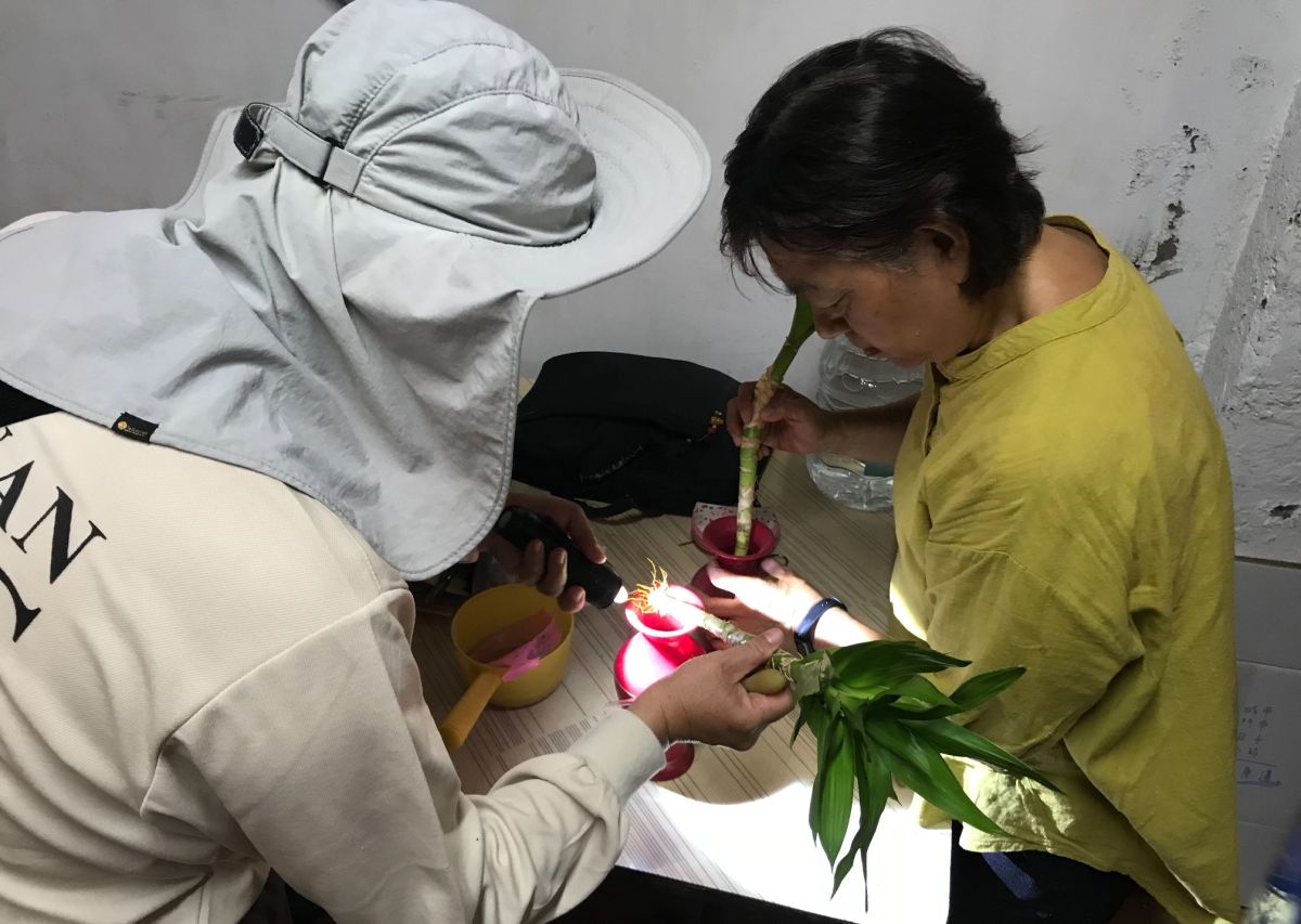 ▲防疫人員於台南市東區執行孳生源查核。（圖／疾管署提供）