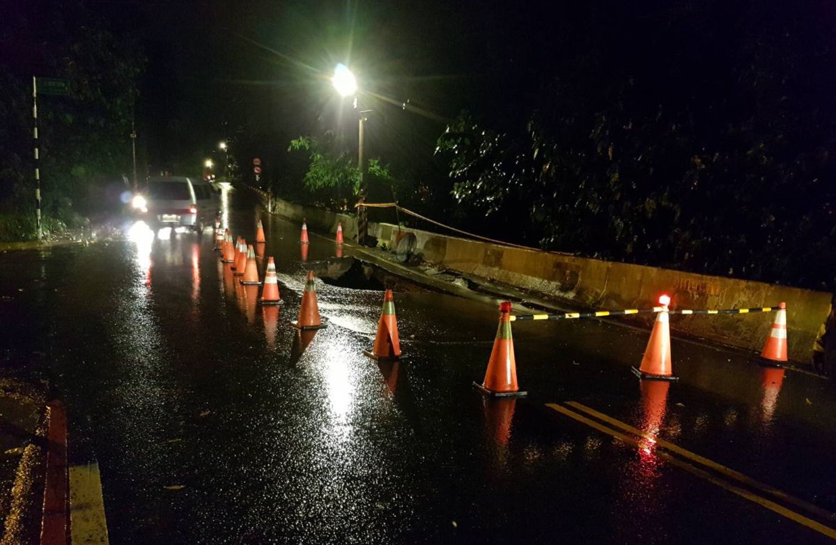 ▲昨（8）日20時許大溪區大鶯路769巷口旁路基疑似遭到自來水管破裂水柱沖刷掏空，造成路面出現面積大約25平方公尺的大坑洞。（圖／大溪分局提供）