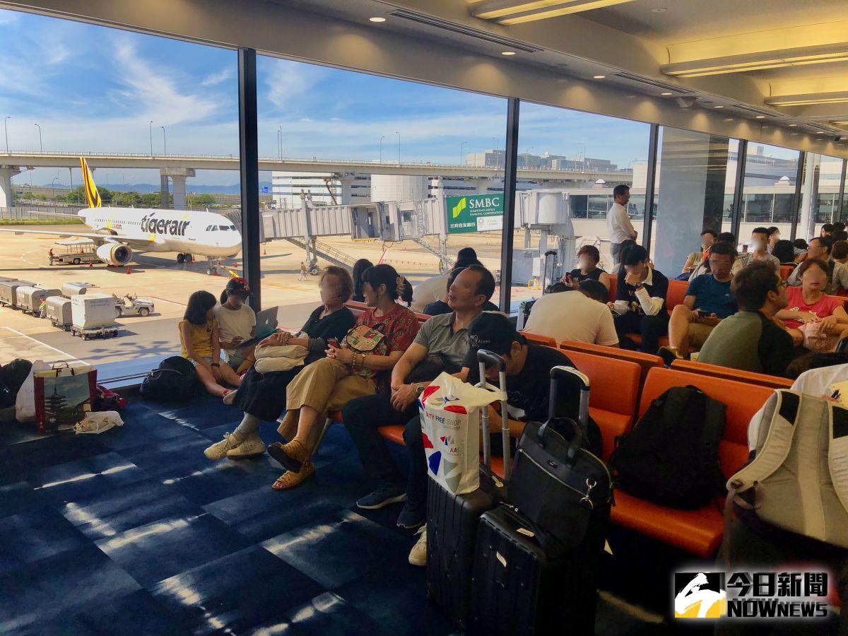 ▲桃園機場因颱風天進行流量管制，海外返台的班機時間延誤，旅客只能在登機門苦等。（圖／記者陳致宇攝, 2019.08.09）