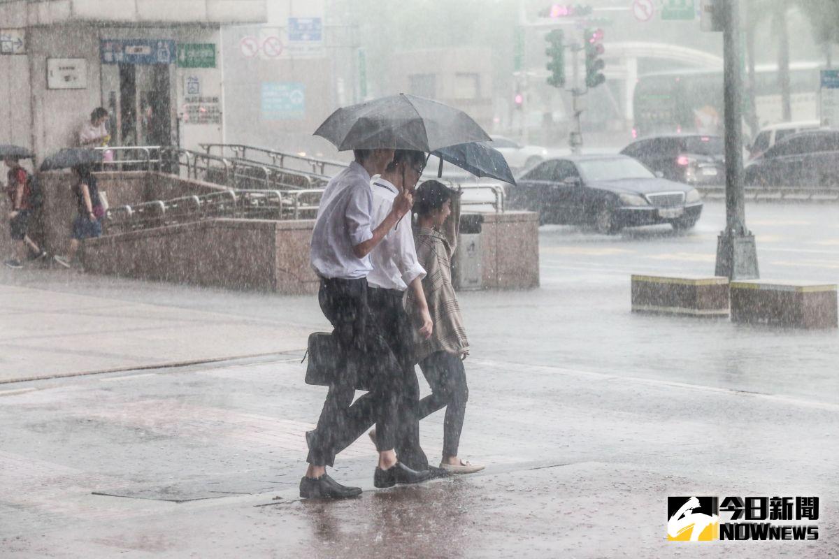 ▲利奇馬颱風襲台，颱風假該不該放，又成為話題焦點。（圖／記者葉政勲攝, 2019.08.08）