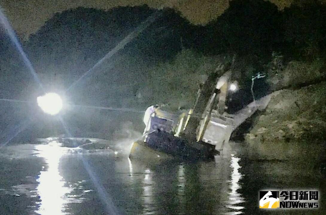 ▲林姓嫌犯等人利用夜間虎尾溪盜採砂石。（圖／記者蘇榮泉翻攝，2019.08.09）