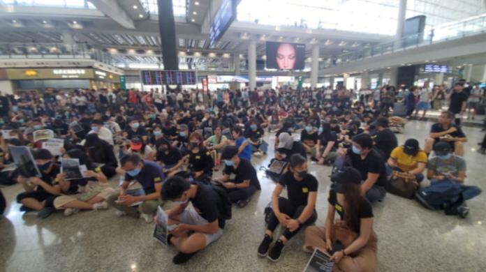 ▲香港反送中示威者發起的「萬人接機」集會，在香港國際機場入境大廳舉行。（圖／翻攝巴士的報）