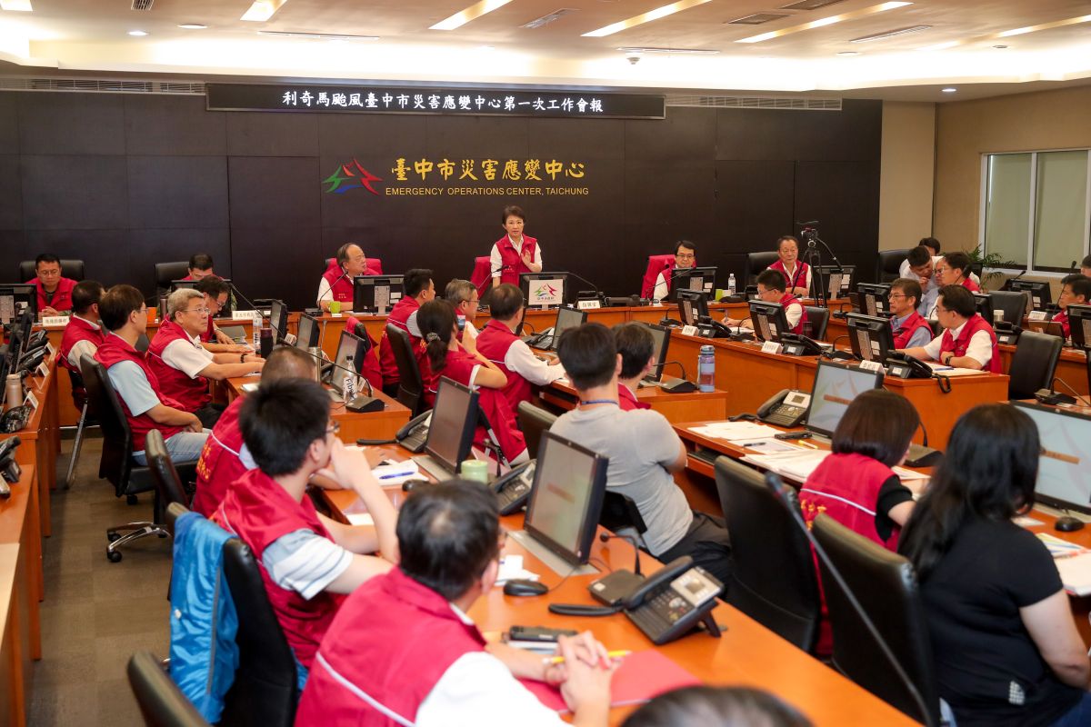 ▲市長盧秀燕在臉書發布正常上班、正常上課消息，引起網友灌爆質疑為什麼沒放假。 (圖／柳榮俊翻攝)