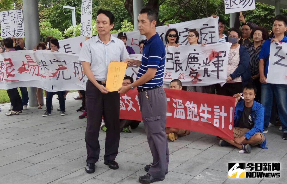 ▲君鴻國際酒店遭解僱勞工到高雄市政府鳳山行政中心陳情，由勞工局主任秘書皮忠謀(左)接受陳情書，重申依法維護君鴻員工權益。(圖／記者黃謝美蘭攝，2019.08.09)