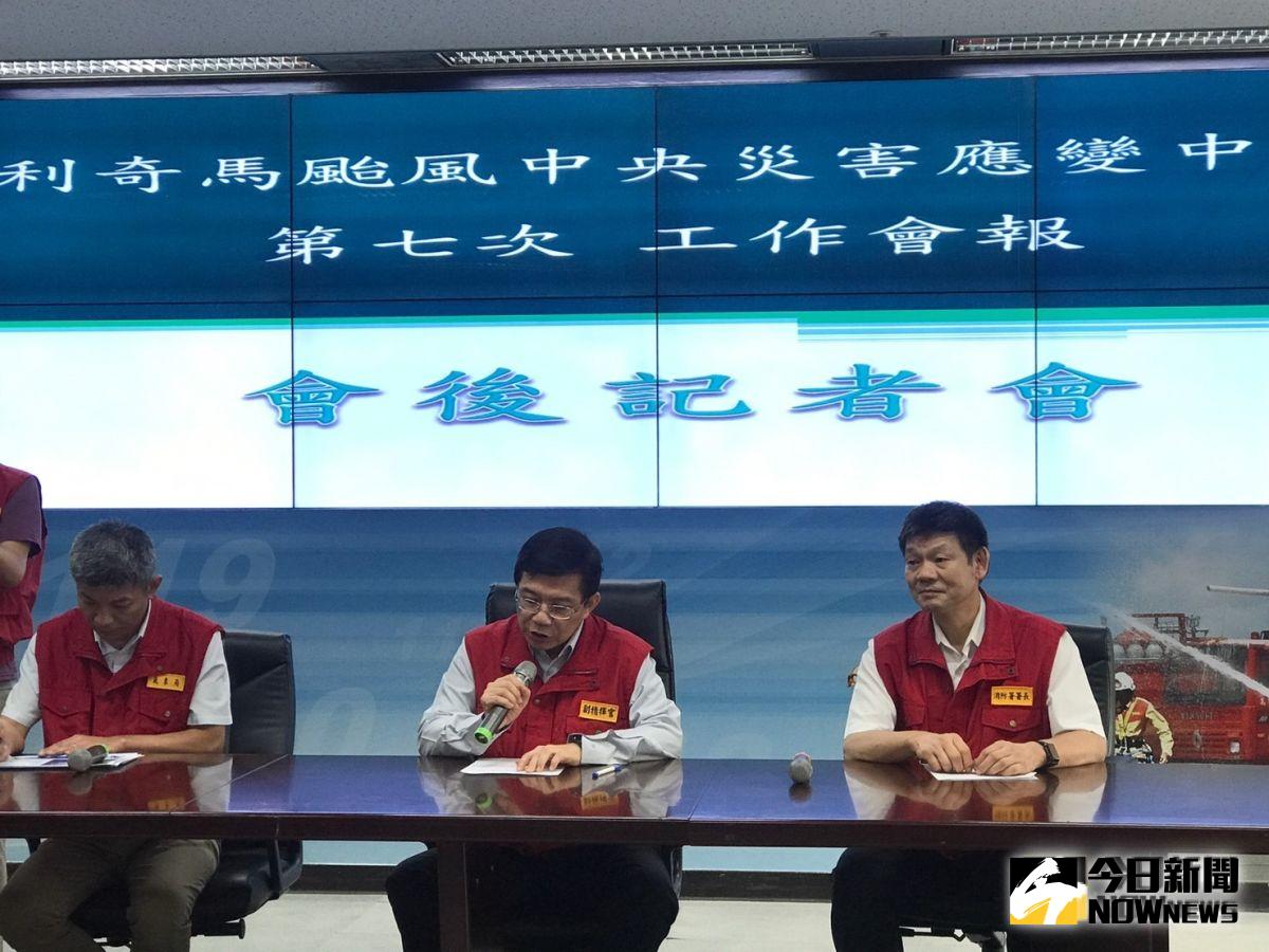 颱風已經減弱為中度颱風，身兼災防中心副指揮官的交通部次長王國材9日表示，利奇馬颱風傍晚解除陸上颱風警報。（圖／記者林人芳攝，2019,08,09)