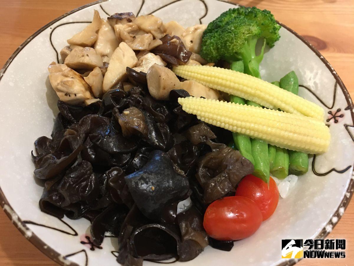 ▲「菇菇乾麵（飯）」適合口味偏清淡的民眾。（圖／記者陳志仁攝）