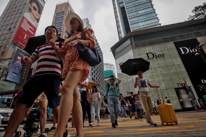 ▲香港反送中示威者發起「全民罷買日」行動。（圖／美聯社／達志影像）